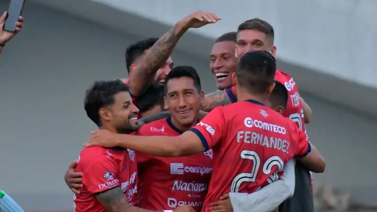 Jugadores de Wilstermann celebran la corona de la Copa Ren&aacute;n L&oacute;pez./ DICO SOL&Iacute;S