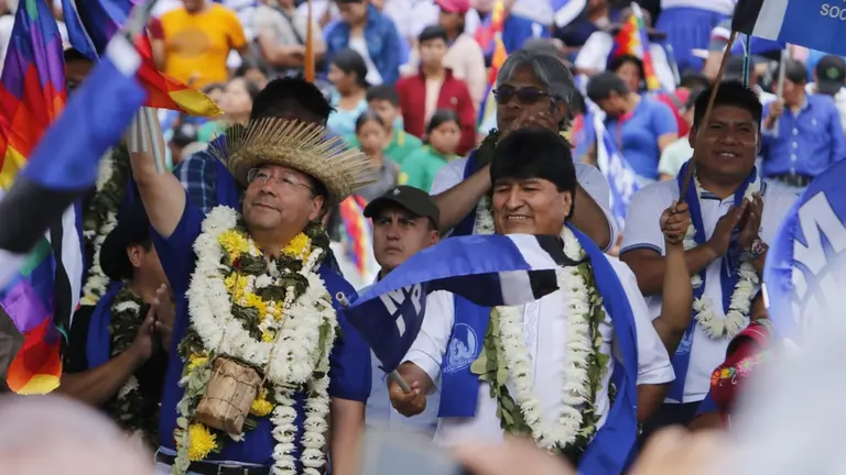 El presidente Luis Arce (i) y Evo Morales, en el aniversario n&uacute;mero 28 del MAS. APG
