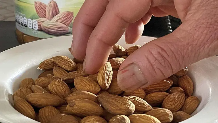 Una persona come almendras como parte de su dieta alimenticia, en Ciudad de M&eacute;xico (M&eacute;xico)./ EFE