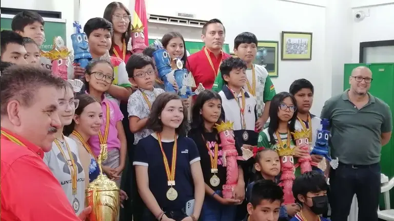 Fotograf&iacute;a tomada a los campeones, tras el torneo./ FBA