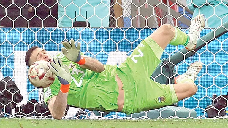 Emiliano Mart&iacute;nez tapa un penal en el Mundial 2022./ EFE