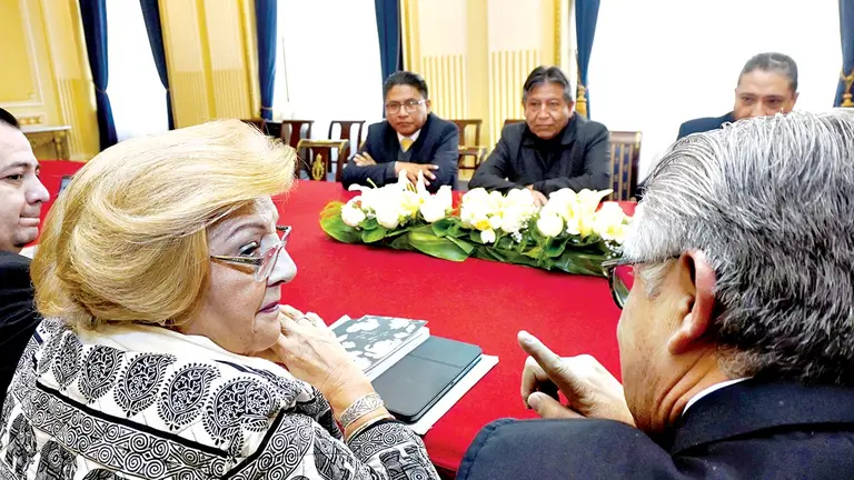 Miembros de la CIDH, en una reuni&oacute;n con el vicepresidente David Choquehuanca (c), y el ministro de Justicia, Iv&aacute;n Lima (c-i)./ EFE
