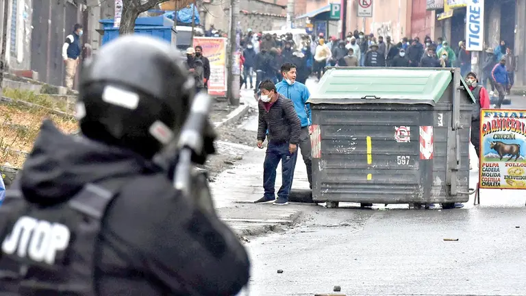 Policías tratan de disolver una protesta de cocaleros, en La Paz./ EFE-ARCHIVOS