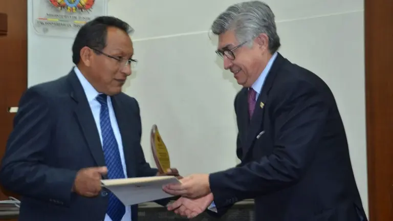 El comisionado mexicano (d) entreg&oacute; reconocimientos a representantes de los exvocales. MINISTERIO DE JUSTICIA