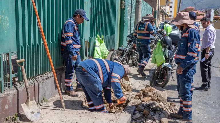 Trabajadores de Semapa proceden con el corte de servicios en el domicilio de un usuario adeudado con la empresa. GAMC