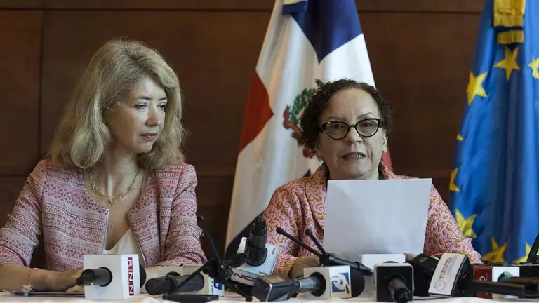La procuradora general dominicana, Miriam Germ&aacute;n Brito (d), y la embajadora de la Uni&oacute;n Europea en Rep&uacute;blica Dominicana, Katja Afheldt, fueron registradas este martes, 28 de marzo./ EFE