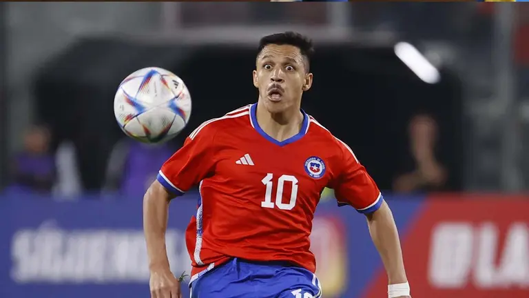 Alexis S&aacute;nchez de Chile controla el bal&oacute;n contra Paraguay, este 27 de marzo de 2023./ EFE