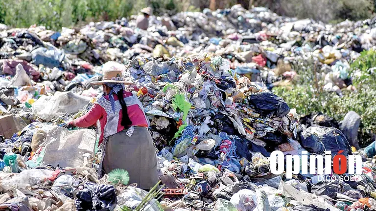 Toneladas de basura se acumulan cerca del Calvario./ DICO SOL&Iacute;S
