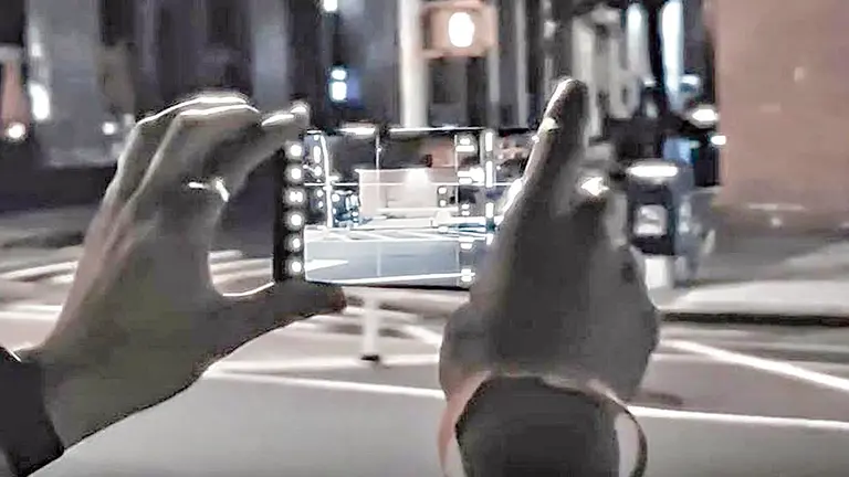 Una persona filma una escena con un celular./ AGENCIAS