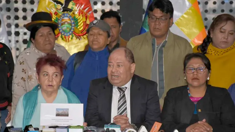 El exministro de Gobierno, Carlos Romero, la exministra Teresa Morales y parlamentarios del MAS. APG ARCHIVO