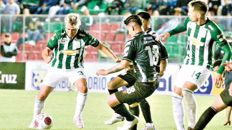Una jugada de un partido anterior de Oriente Petrolero en el Tahuichi./ APG