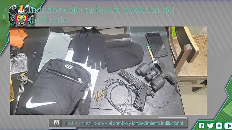Arma, binoculares, mochila y otras pertenencias del detenido./ POLIC&Iacute;A