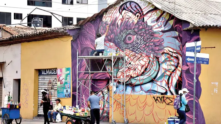 Artistas despliegan novedosas t&eacute;cnicas para hacer arte 
en muros de Cochabamba./ DICO SOL&Iacute;S