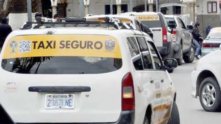 Un veh&iacute;culo registrado en Taxi Seguro./ ARCHIVO