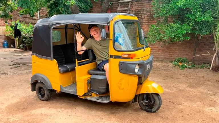 Aussie en su Torito amarillo donde viajar&aacute; hasta Alaska. @aussieespanol