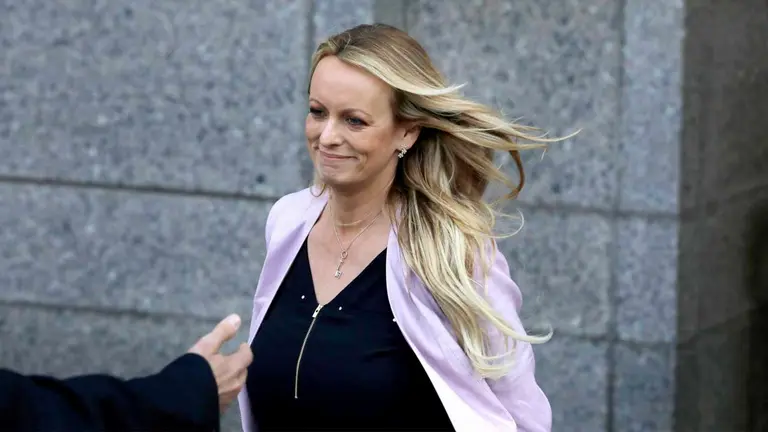 Stormy Daniels sale del Tribunal Federal, en una fotografía de archivo./ EFE