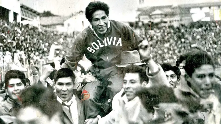 Una imagen de los festejos del t&iacute;tulo de 1963, en la que aficionados llevan en brazos a V&iacute;ctor Agust&iacute;n Ugarte./ RRSS