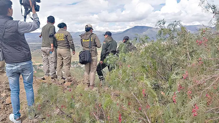 Polic&iacute;as buscan el cuerpo de Wilmer Mamani, en Carcaje./ RED UNO