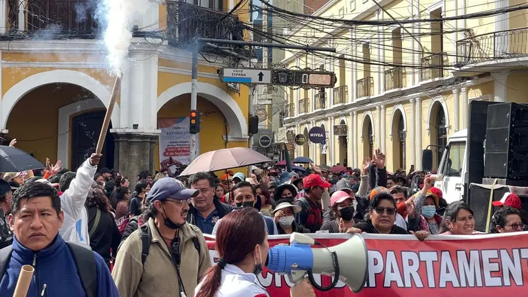 Maestros ingresan a la plaza 14 de Septiembre. ALEJANDRO ORELLANA