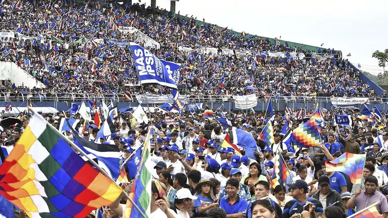 Cientos de personas participan en el aniversario 28 del Movimiento al Socialismo (MAS), que lidera el expresidente Evo Morales, en un estadio de f&uacute;tbol, en el tr&oacute;pico del departamento de Cochabamba./ EFE