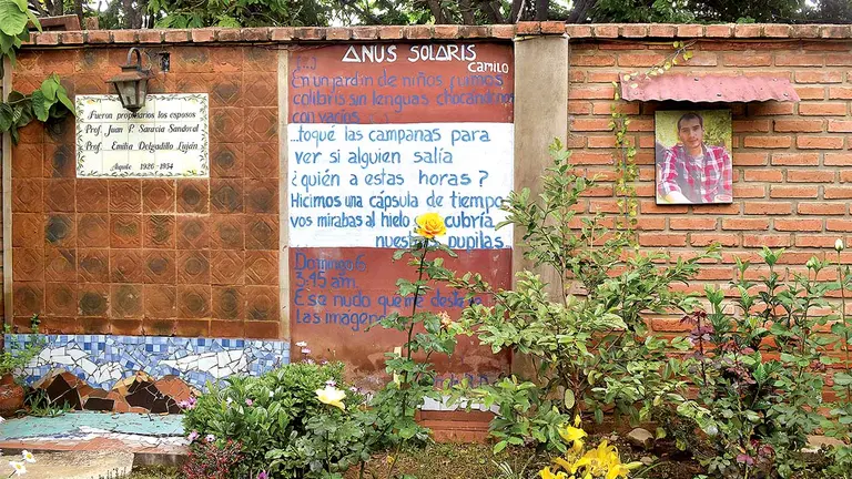 Jard&iacute;n en la fundaci&oacute;n Thaskiy, donde est&aacute;n la fotograf&iacute;a, los poemas y las cenizas de Camilo Barriga./ NICOLE VARGAS-CORTES&Iacute;A
