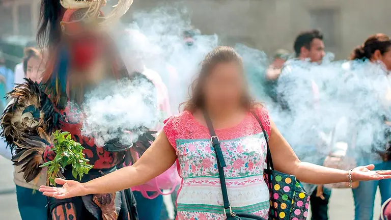 Una mujer accede a una limpia, en un rito./ CHILANGO