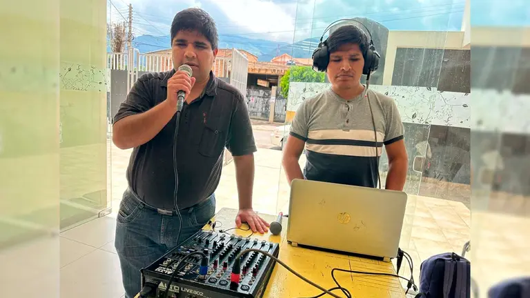 Los j&oacute;venes DJ amenizan con su m&uacute;sica en el restaurante Do&ntilde;a Susana, del Cruce de la Taqui&ntilde;a. LESLIE LAFUENTE