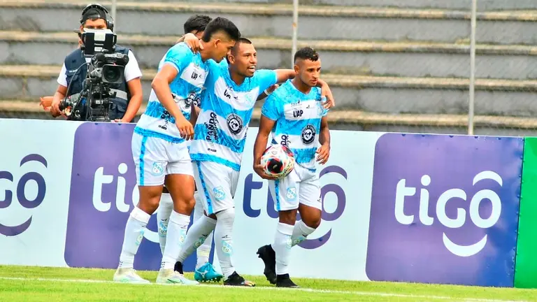 Jugadores de Vaca D&iacute;ez festejan el solitario gol con que derrotaron a Independiente de Sucre. APG