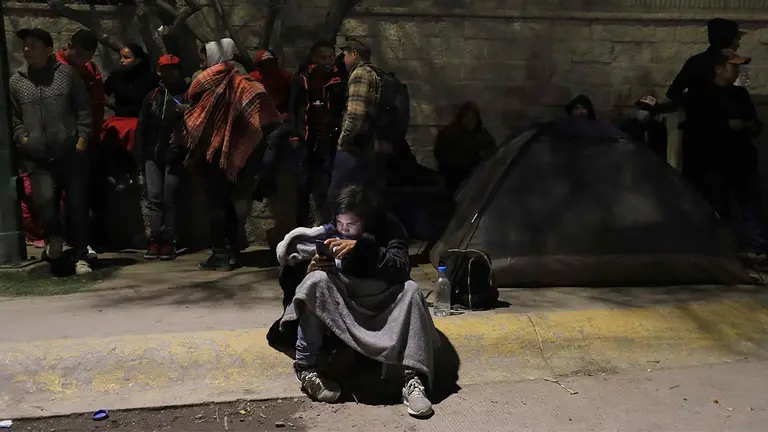 Un grupo de migrantes y familiares de personas fallecidas por un incendio realizan una vigilia en memoria de las 38 v&iacute;ctimas, frente al Instituto Nacional de Migraci&oacute;n (INM) en Ciudad Ju&aacute;rez, en el estado de Chihuahua (M&eacute;xico). EFE