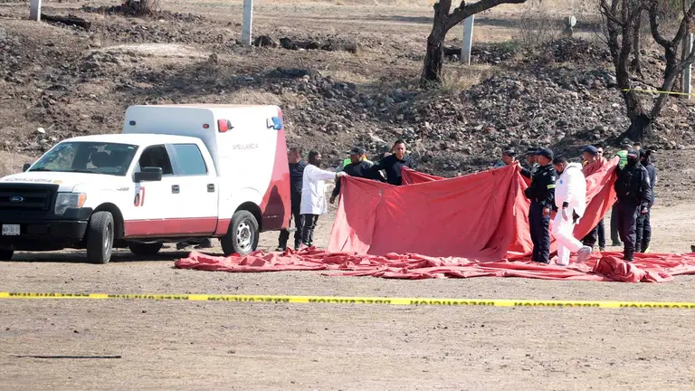 Peritos forenses y miembros de la Guardia Nacional laboran en la zona donde se desplomo un globo aerost&aacute;tico en el municipio de San Juan Teotihuac&aacute;n, en el Estado de M&eacute;xico (M&eacute;xico). EFE