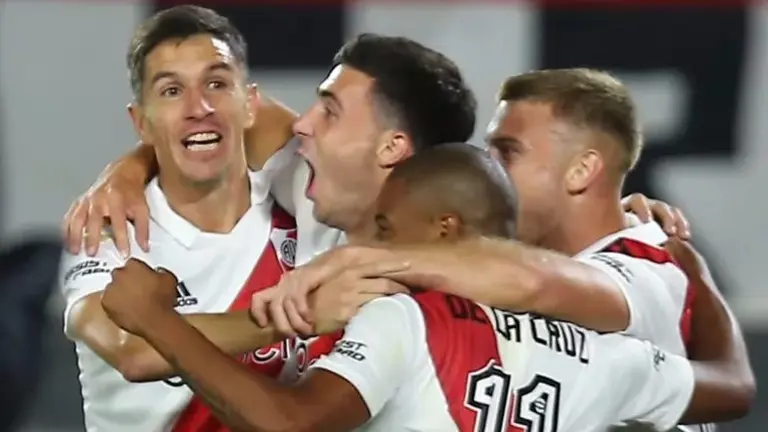 Los jugadores de River celebran un gol en el torneo local. TN