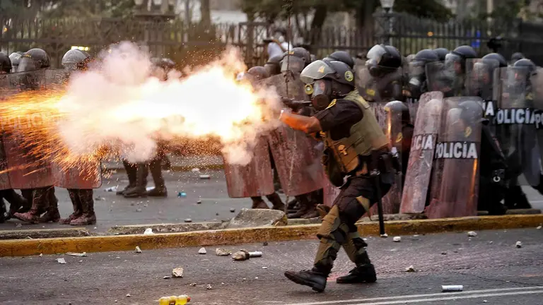 Imagen de archivo de miembros de la Polic&iacute;a enfrentan a manifestantes durante una jornada de protestas antigubernamentales que exigen la renuncia de la presidenta Dina Boluarte en Lima (Per&uacute;)./ EFE