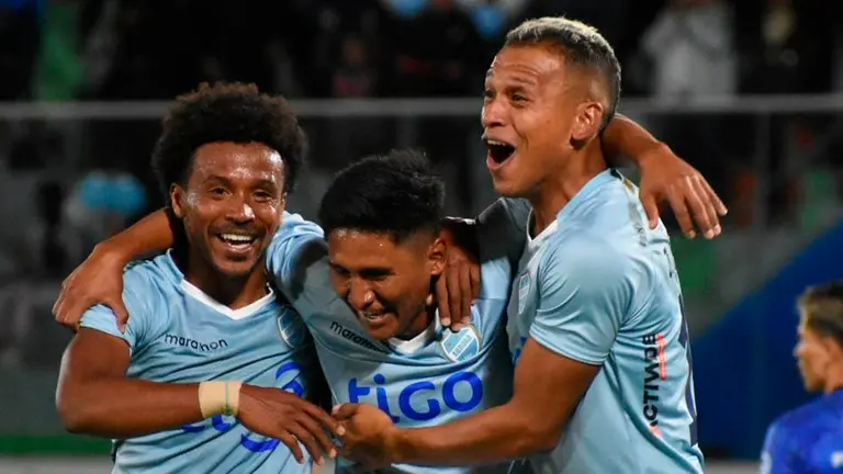 Jugadores de Aurora celebran el segundo tanto./ DICO SOL&Iacute;S