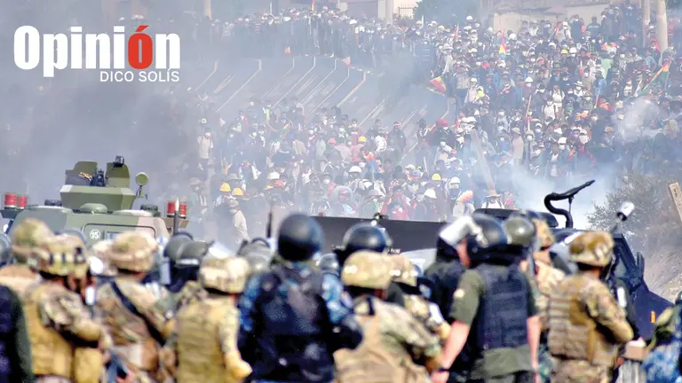 Cocaleros y uniformados en los conflictos suscitados en el puente Huayllani, el 15 de noviembre de 2019./ DICO SOL&Iacute;S