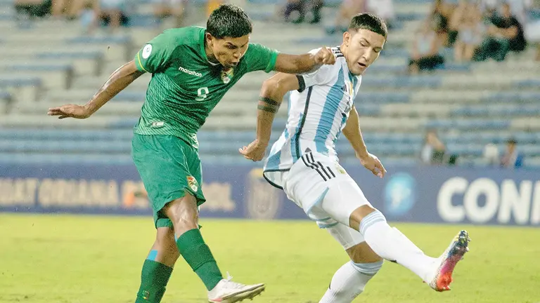 Una acci&oacute;n del match de Bolivia contra Argentina./ FBF