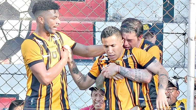 Jugadores de The Strongest celebran una conquista en un partido anterior del torneo &Uacute;nico de la Profesional./ APG
