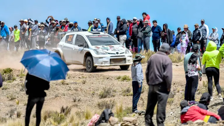 Torneo nacional de automovilismo que se desarrolló en el circuito de la población de Huayña Pasto Grande./ APG