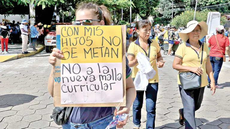 Maestros de Santa Cruz se movilizan en contra de la nueva malla curricular./ EFE-ARCHIVO