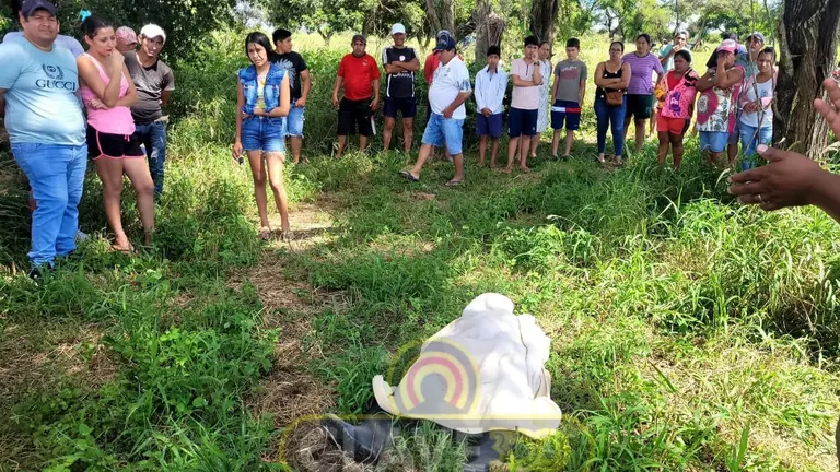 Pobladores de Don Lorenzo (Cotoca), en el lugar donde apareci&oacute; el cuerpo de un ni&ntilde;o. CLAVE 300.1
