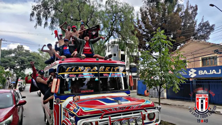 Integrantes de los Gurkas, en una fecha pasada, celebrando una conquista de Wilster. ARCHIVO