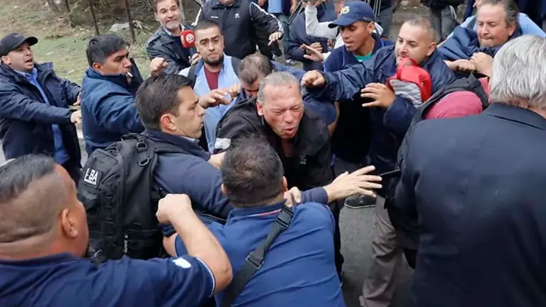 El ministro siendo agredido por choferes de Buenos Aires. Fabi&aacute;n Marelli de La Naci&oacute;n