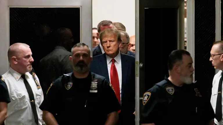 El expresidente de EE.UU. Donald J. Trump (c) llega al tribunal neoyorquino de Manhattan, este 4 de abril de 2023, para la lectura de cargos por el juez Juan Merchan. EFE