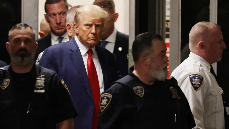 El expresidente de EE.UU. Donald J. Trump (c) llega al tribunal neoyorquino de Manhattan, este 4 de abril de 2023, para la lectura de cargos por el juez Juan Merchan. EFE