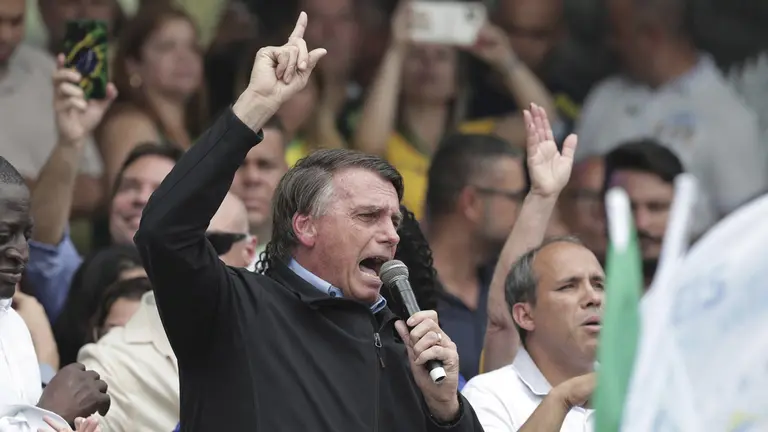 Fotograf&iacute;a de archivo del expresidente brasile&ntilde;o Jair Bolsonaro (c)./ EFE