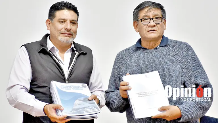 La entrega de informes y observaciones sobre tarifas de agua entre la UMSS y Semapa, este 4 de abril./ NO&Eacute; PORTUGAL