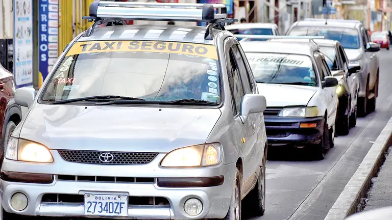 Taxis en la ciudad de Cochabamba, este 4 de abril./ DICO SOLÍS