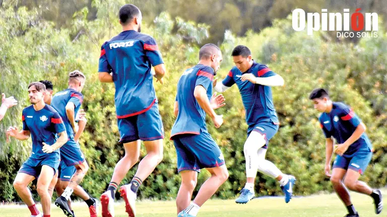 Un entrenamiento de Wilstermann, que se desarroll&oacute; en su complejo de Alalay./ DICO SOL&Iacute;S