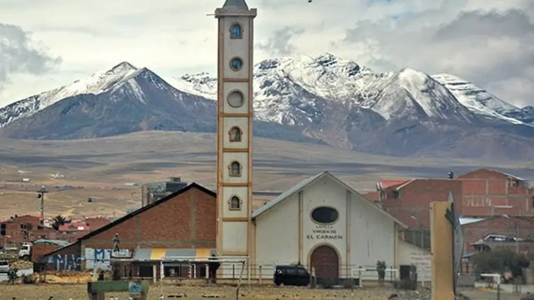 Una iglesia que está en la ruta hacia Copacabana, con un cerro nevado de fondo./ DICO SOLÍS