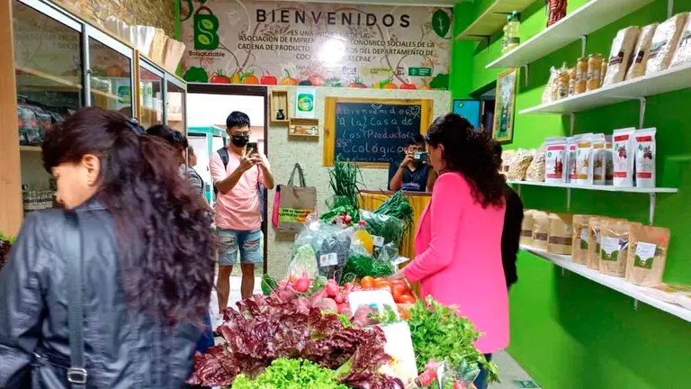 Personas visitan la tienda de Bolsaludable. AGRECOL ANDES