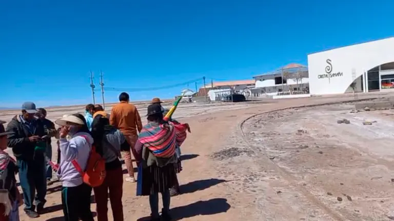 Comunarios de Colchani cierran el paso a tres hoteles del salar de Uyuni por 'pagos incumplidos'.